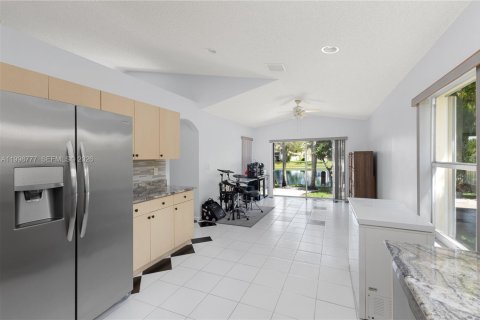 House in Pembroke Pines, Florida 3 bedrooms, 153.47 sq.m. № 2068926 - photo 14