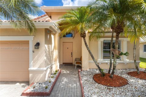 House in Pembroke Pines, Florida 3 bedrooms, 153.47 sq.m. № 2068926 - photo 6