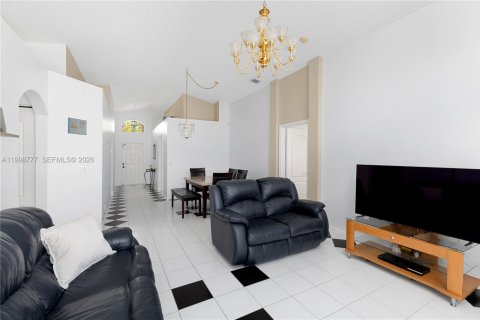 House in Pembroke Pines, Florida 3 bedrooms, 153.47 sq.m. № 2068926 - photo 9