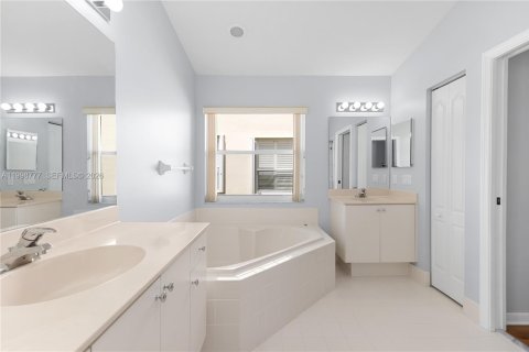 House in Pembroke Pines, Florida 3 bedrooms, 153.47 sq.m. № 2068926 - photo 23