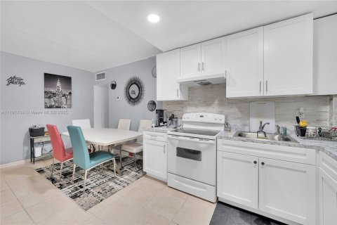 Copropriété à vendre à North Miami Beach, Floride: 1 chambre, 63.17 m2 № 1971201 - photo 2