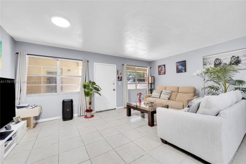 Copropriété à vendre à North Miami Beach, Floride: 1 chambre, 63.17 m2 № 1971201 - photo 12