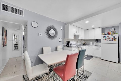 Copropriété à vendre à North Miami Beach, Floride: 1 chambre, 63.17 m2 № 1971201 - photo 3