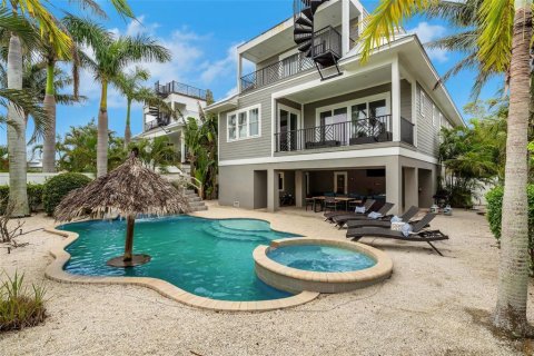 House in Holmes Beach, Florida 4 bedrooms, 274.43 sq.m. № 1791235 - photo 9