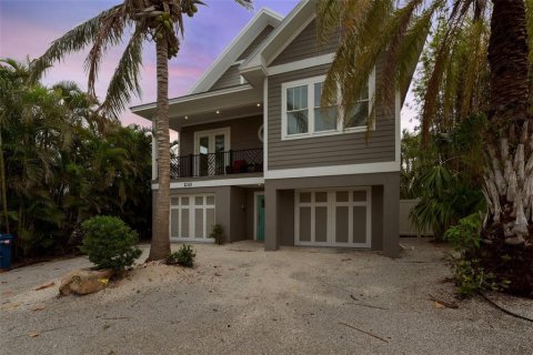 House in Holmes Beach, Florida 4 bedrooms, 274.43 sq.m. № 1791235 - photo 4