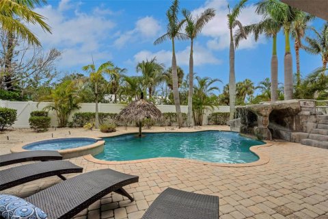 House in Holmes Beach, Florida 4 bedrooms, 274.43 sq.m. № 1791235 - photo 17