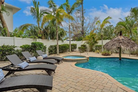 House in Holmes Beach, Florida 4 bedrooms, 274.43 sq.m. № 1791235 - photo 13