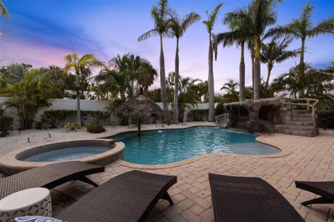 House in Holmes Beach, Florida 4 bedrooms, 274.43 sq.m. № 1791235 - photo 20