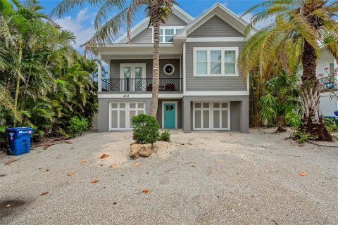 House in Holmes Beach, Florida 4 bedrooms, 274.43 sq.m. № 1791235 - photo 1