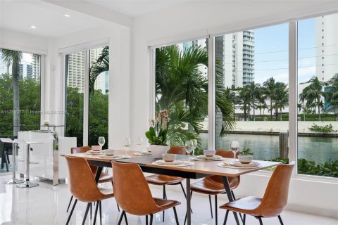 Casa en alquiler en Sunny Isles Beach, Florida, 4 dormitorios, 277.87 m2 № 2054240 - foto 8