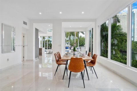 Casa en alquiler en Sunny Isles Beach, Florida, 4 dormitorios, 277.87 m2 № 2054240 - foto 12