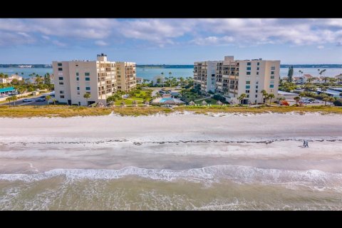 Copropriété à louer à Clearwater, Floride: 2 chambres, 128.21 m2 № 1273705 - photo 1