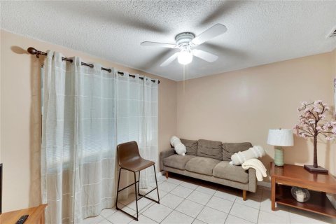 House in Port Richey, Florida 3 bedrooms, 94.11 sq.m. № 1418017 - photo 22