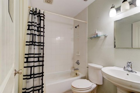 Villa ou maison à vendre à Ormond Beach, Floride: 4 chambres, 282.42 m2 № 1720863 - photo 16