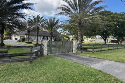 House in Southwest Ranches, Florida 3 bedrooms, 220.36 sq.m. № 1496596 - photo 1