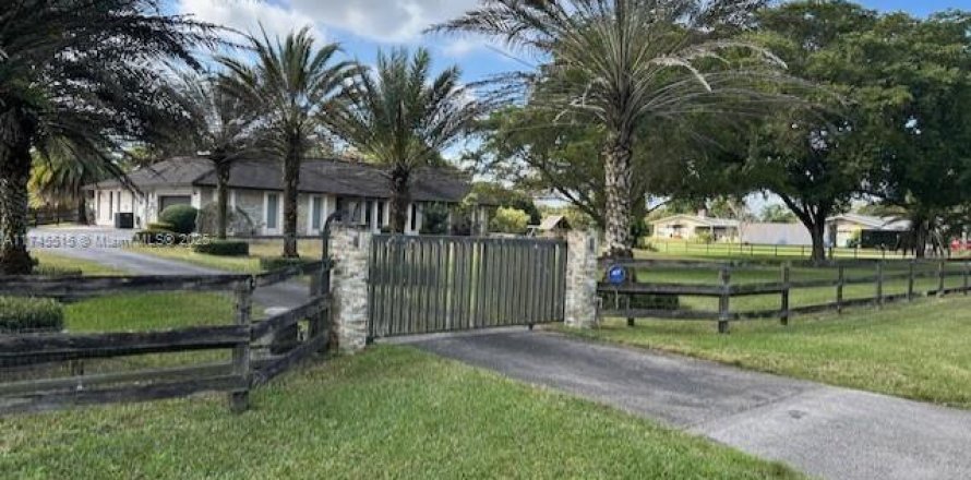 House in Southwest Ranches, Florida 3 bedrooms, 220.36 sq.m. № 1496596