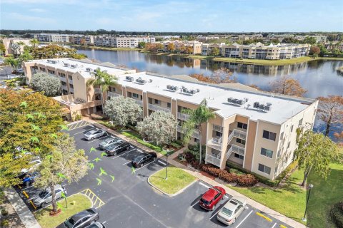 Copropriété à vendre à Tamarac, Floride: 2 chambres, 114.08 m2 № 2025555 - photo 2