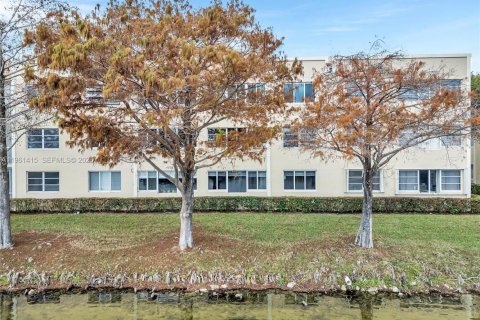 Copropriété à vendre à Tamarac, Floride: 2 chambres, 114.08 m2 № 2025555 - photo 30