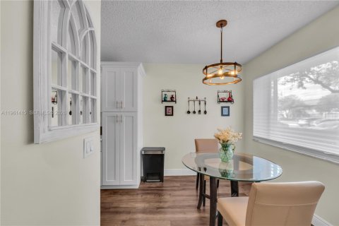 Copropriété à vendre à Tamarac, Floride: 2 chambres, 114.08 m2 № 2025555 - photo 10