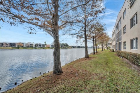 Copropriété à vendre à Tamarac, Floride: 2 chambres, 114.08 m2 № 2025555 - photo 4