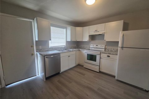 Apartamento en alquiler en Leesburg, Florida, 2 dormitorios, 69.77 m2 № 1916897 - foto 2