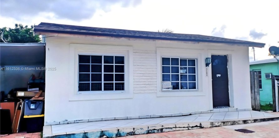 Commercial property in Miami, Florida 176.79 sq.m. № 1700555