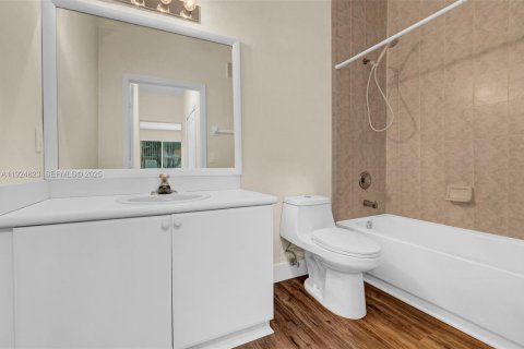 Villa ou maison à louer à Hialeah, Floride: 2 chambres, 104.98 m2 № 1983075 - photo 15