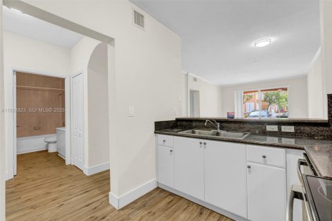 Villa ou maison à louer à Hialeah, Floride: 2 chambres, 104.98 m2 № 1983075 - photo 4