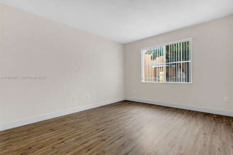 Villa ou maison à louer à Hialeah, Floride: 2 chambres, 104.98 m2 № 1983075 - photo 14