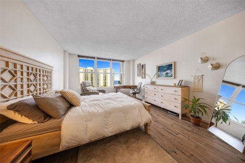 Condo in Hollywood, Florida, 2 bedrooms  № 1877716 - photo 19