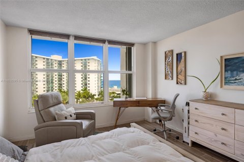 Condo in Hollywood, Florida, 2 bedrooms  № 1877716 - photo 20