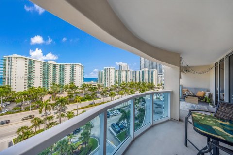 Condo in Hollywood, Florida, 2 bedrooms  № 1877716 - photo 22