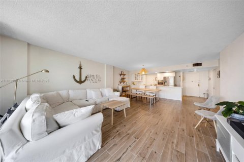Condo in Hollywood, Florida, 2 bedrooms  № 1877716 - photo 7