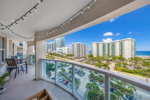 Condo in Hollywood, Florida, 2 bedrooms  № 1877716 - photo 23