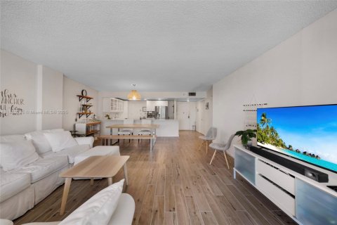 Condo in Hollywood, Florida, 2 bedrooms  № 1877716 - photo 8