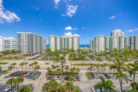 Condo in Hollywood, Florida, 2 bedrooms  № 1877716 - photo 24