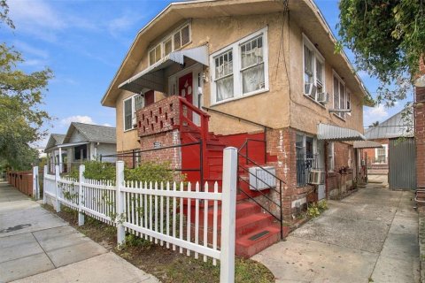 Commercial property in Tampa, Florida 8 bedrooms, 491.27 sq.m. № 2383710 - photo 12