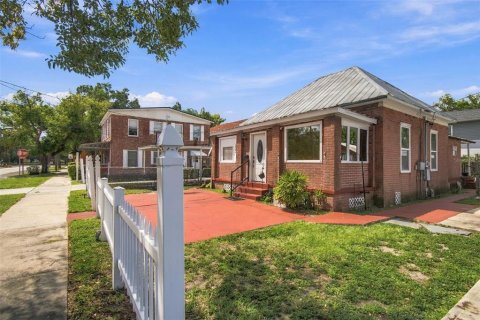 Commercial property in Tampa, Florida 8 bedrooms, 491.27 sq.m. № 2383710 - photo 2