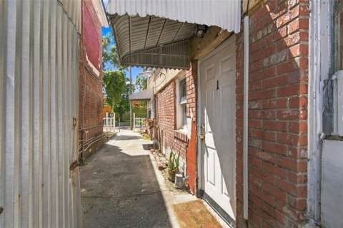 Commercial property in Tampa, Florida 8 bedrooms, 491.27 sq.m. № 2383710 - photo 13