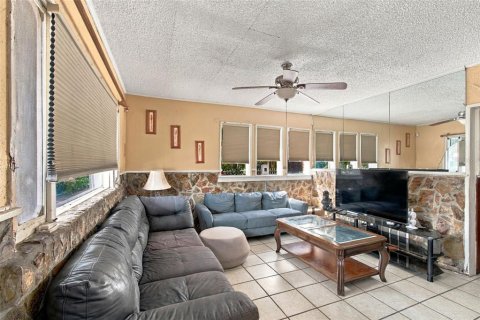 Commercial property in Tampa, Florida 8 bedrooms, 491.27 sq.m. № 2383710 - photo 18
