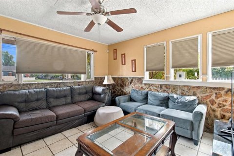 Commercial property in Tampa, Florida 8 bedrooms, 491.27 sq.m. № 2383710 - photo 19