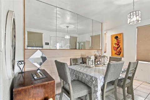 Commercial property in Tampa, Florida 8 bedrooms, 491.27 sq.m. № 2383710 - photo 16