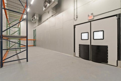 Propiedad comercial en venta en Medley, Florida № 2021833 - foto 17