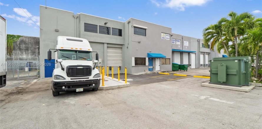 Propiedad comercial en Medley, Florida № 2021833