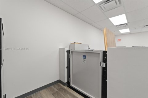 Propiedad comercial en venta en Medley, Florida № 2021833 - foto 27