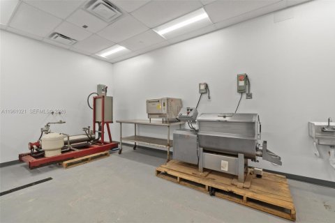 Propiedad comercial en venta en Medley, Florida № 2021833 - foto 13