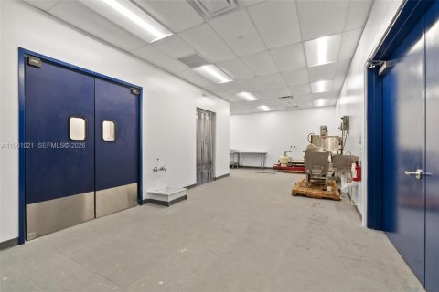 Propiedad comercial en venta en Medley, Florida № 2021833 - foto 14