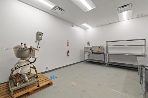 Propiedad comercial en venta en Medley, Florida № 2021833 - foto 7