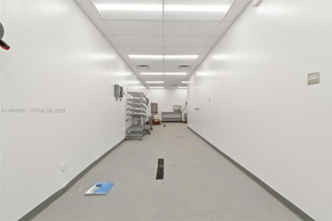 Propiedad comercial en venta en Medley, Florida № 2021833 - foto 11