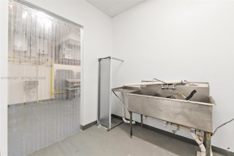 Propiedad comercial en venta en Medley, Florida № 2021833 - foto 10